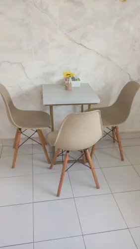 Jogo de mesa mais duas cadeiras