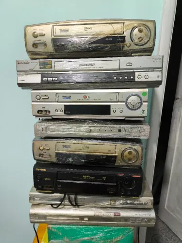 Vendo aparelhos antigos, vídeos cassete, aparelhos DVD, toca discos,entre outros 