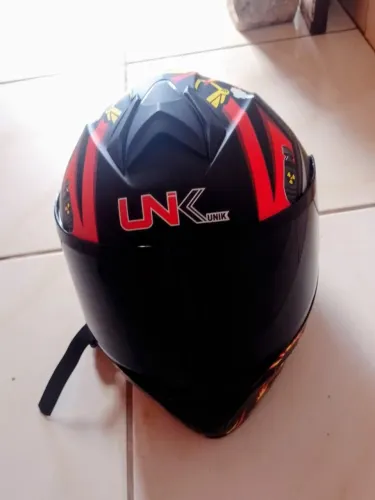 Capacete novo escamoteável, grafismo em amarelo e vermelho