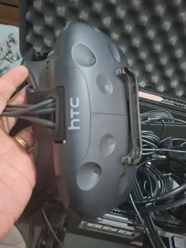 HTC Vive VR Completo + 2 Base Stations + Controles + Maleta Peli Air 1535