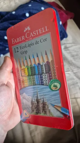 PRESENCIAL | LACRADO CAIXA LATA FABER CASTEL 12 LAPIS COR GRIP