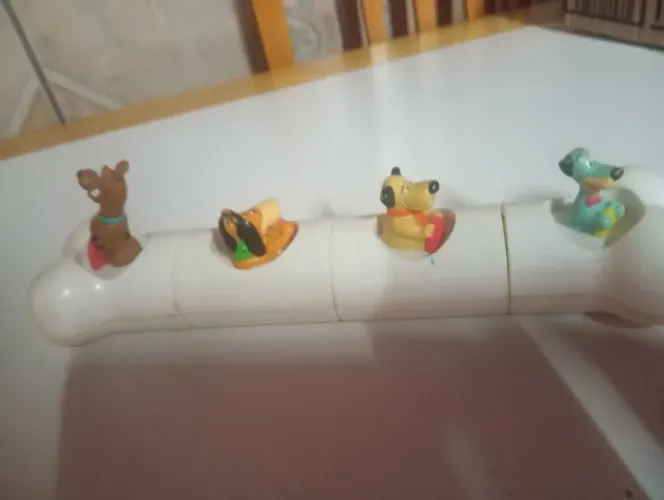 Brinquedo osso com personagens