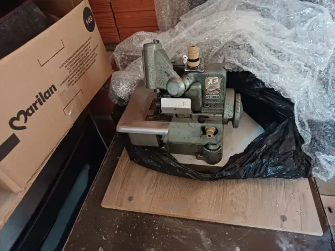 Máquina semi industrial overloq chineisinha usada em perfeito estado a