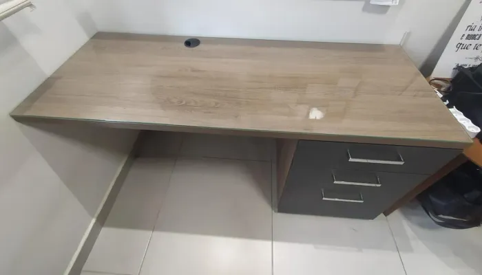 Mesa Home Office com tampo de madeira e vidro