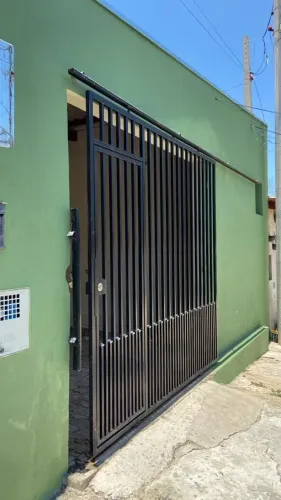 Portão de garagem de correr sob medida planejada