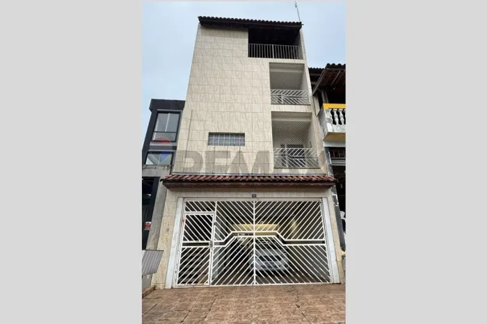 Á venda imóvel com 3 Casas no Mesmo Terreno, Oportunidade Única!