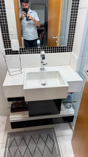 Bancada de mármore com móvel planejado para banheiro