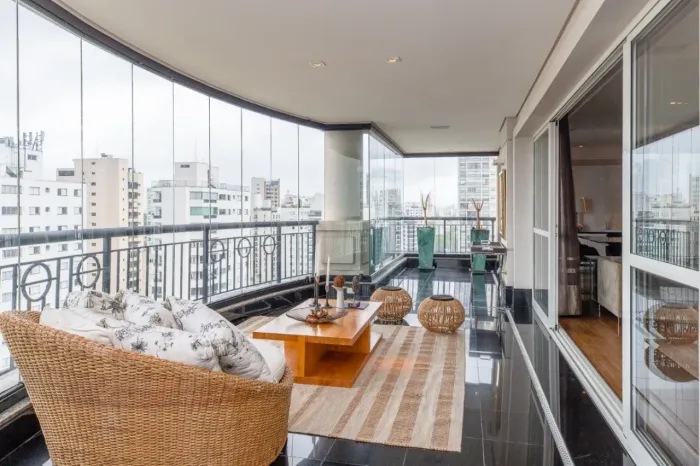Imóvel exclusivo em Moema: Apartamento de luxo com 3 suítes, 4 salas e 5 vagas de garagem