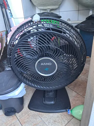 Ventilador Arno de mesa 40. Está com defeito no motor 