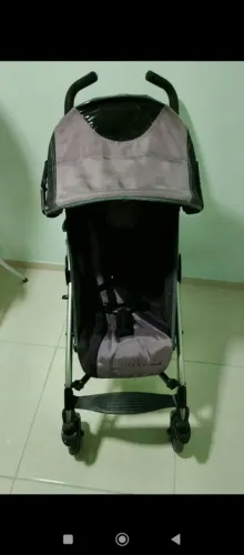 Carrinho de bebê guarda chuva