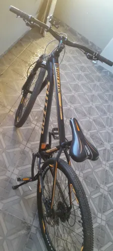 Bicicleta montada peça a peça