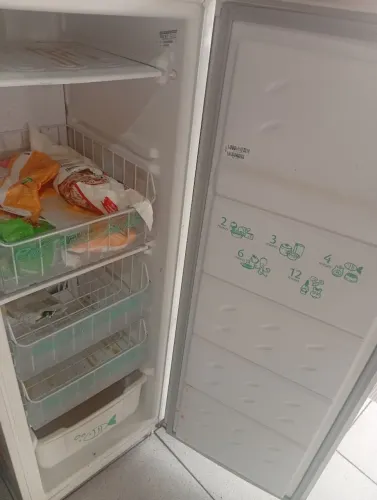 Freezer semi novo