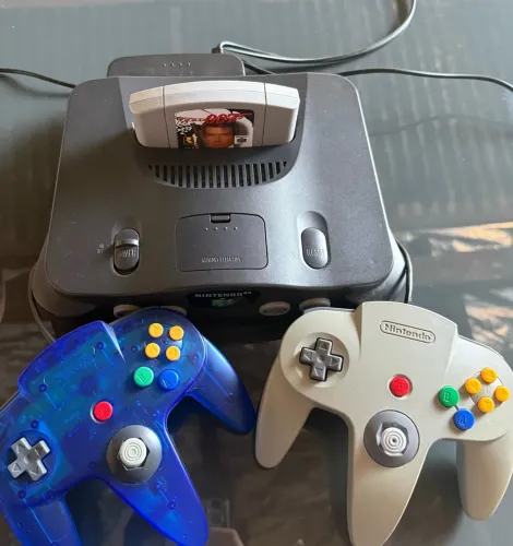 Nintendo 64 + GoldenEye 007 + 2 controles