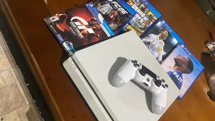 PlayStation 4 Slim branco (Glacier White) com um controle DualShock 4 correspondente.