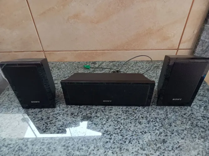 Vendo um par de caixas acústicas Sony ss-ts102 e uma caixa central ss-ct101, funcionando.