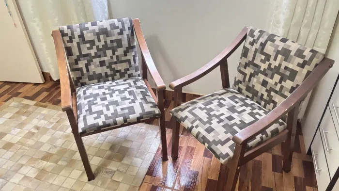 Vende-se cadeiras de madeira com estofado