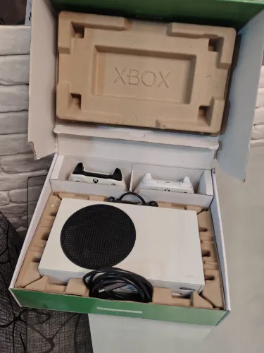 Microsoft XBox Séries S 512GB SSD seminovo com 2 consoles