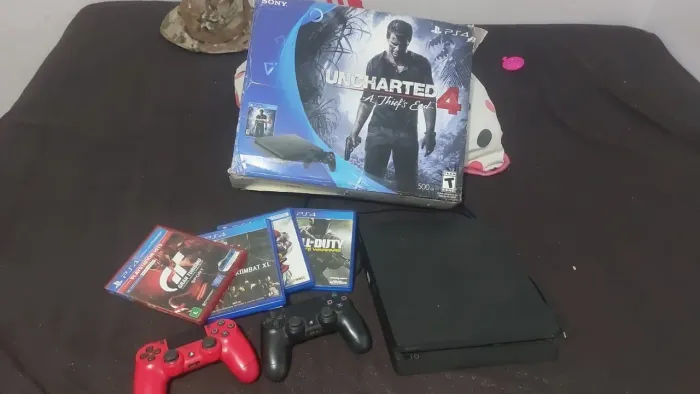 Vendo PS4,2 manetes,cabos obs:não vai jogar jogos