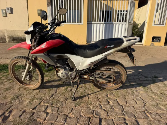 Bros 160 vermelha, 2016