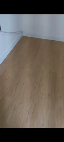 Piso vinilico de click instalado 