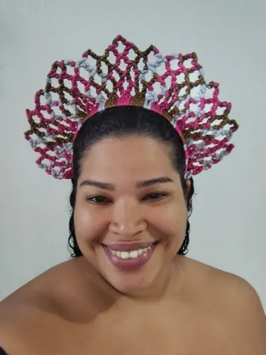 Coroa de macramÊ prata, rosa e dourada,