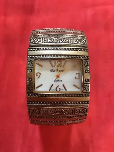 lindo relógio prateado tipo bracelete com detalhes na pulseira em perfeito estado