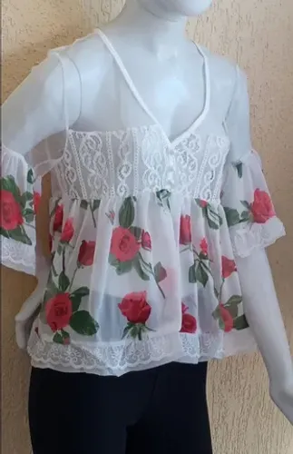 Blusa Bata floral em tule e renda