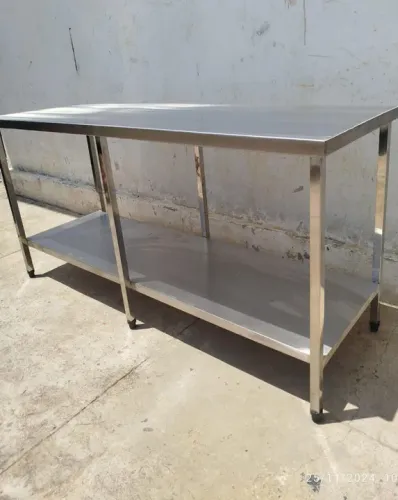 Coifa, mesa, estante, fogão tudo em inox.