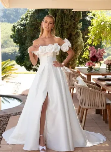 Vestido rodado, decote ombro a ombro.