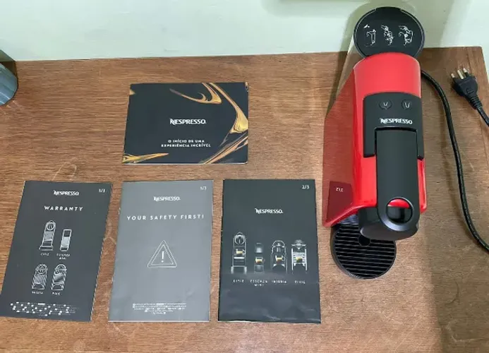Cafeteira Nespresso Essenza automática