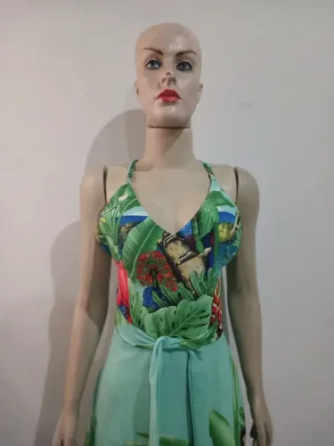 Vestido estampado com tema da natureza
