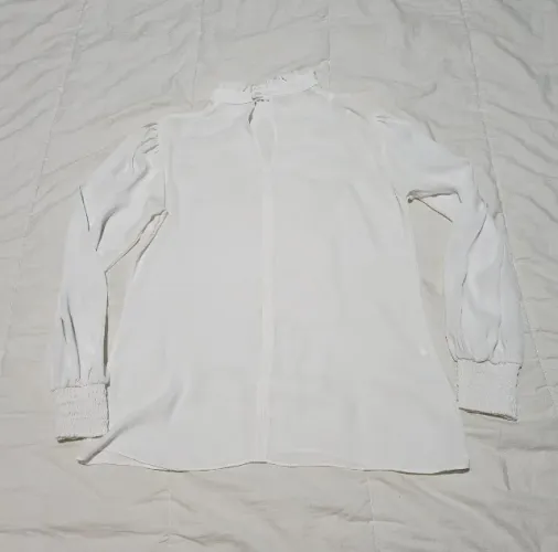 Camisa branca feminina com babado discreto na gola - P - Aceito oferta