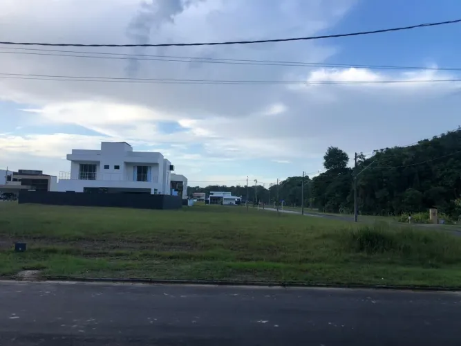 Lote de esquina no Jardins Coimbra, 632m².