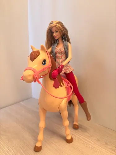 Boneca Barbie com cavalo que anda