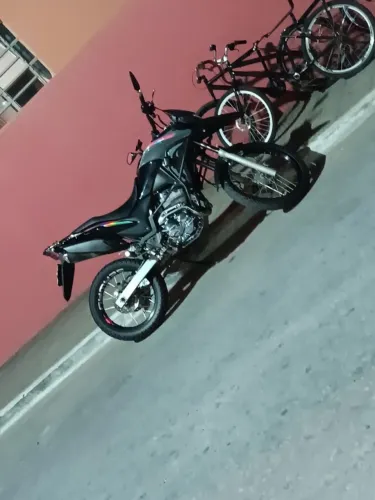 XRE 300 2015 Com várias peças cromadas vela fina