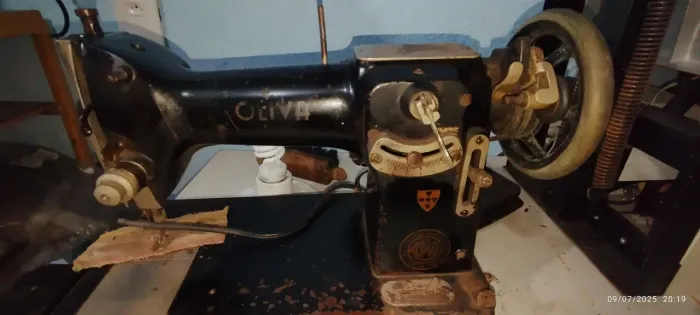 Máquina de Costura Antiga A. Oliveira Filhos & Cª