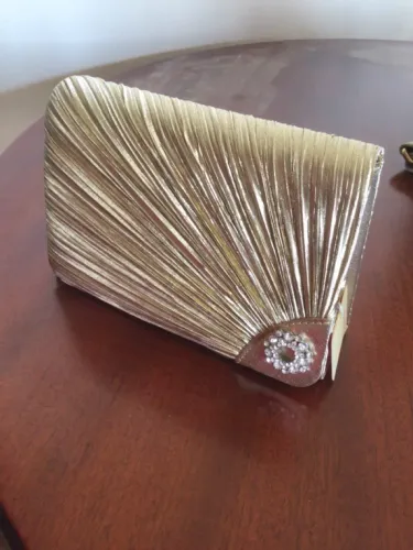 Linda Bolsa de Mão Dourada com Detalhes