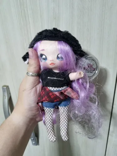 Boneca de Pelúcia com Roupa de Rockeira NANANA