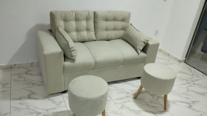Sofá 3 lugares com puffs 