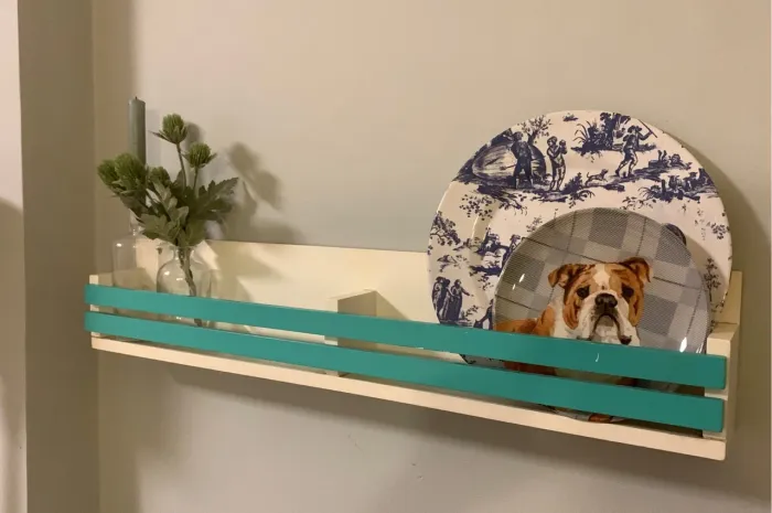 Prateleira Decorativa com Detalhes em Azul Turquesa