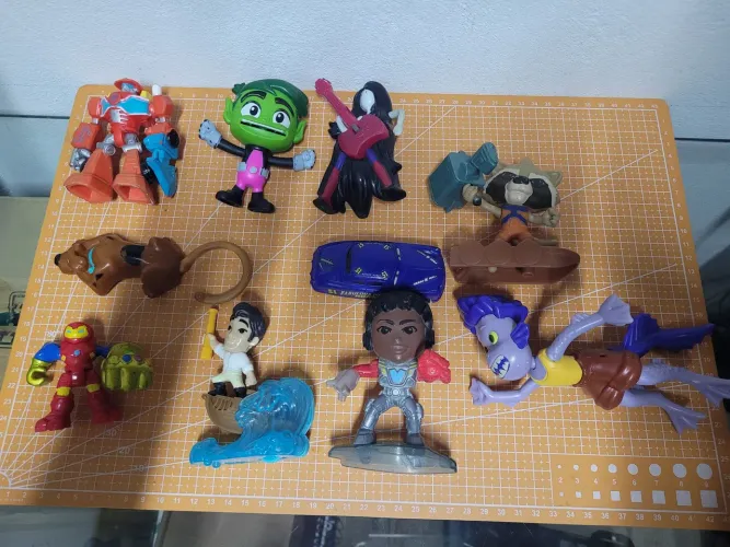 Lote de brinquedos conforme imagem