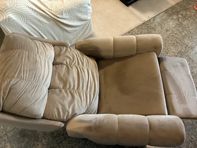 Vendo Poltrona reclinável manual cor marrom claro aveludado.