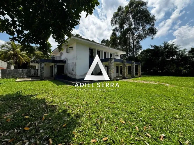 Laura de Freitas - 3.300m² - 4 quartos sendo 3 suítes - 80% plano - Piscina - Quiosque c/ 