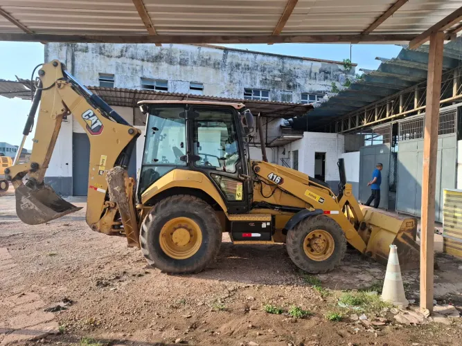 Vendo Retroescavadeira Caterpillar 416