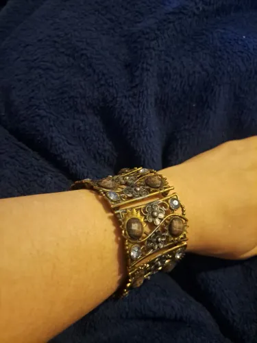 Pulseira bracelete em metal encrustado de pedras e flores e arabescos 