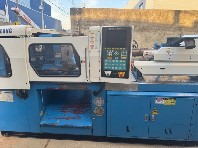 Máquina injetora de plástico