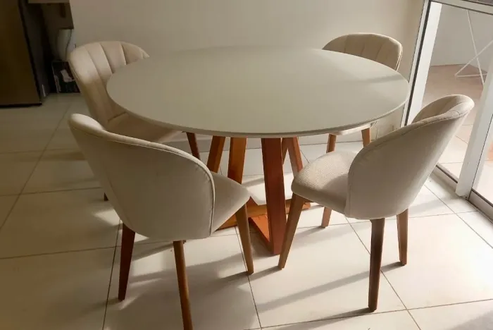 Jogo de mesa com 4 cadeiras