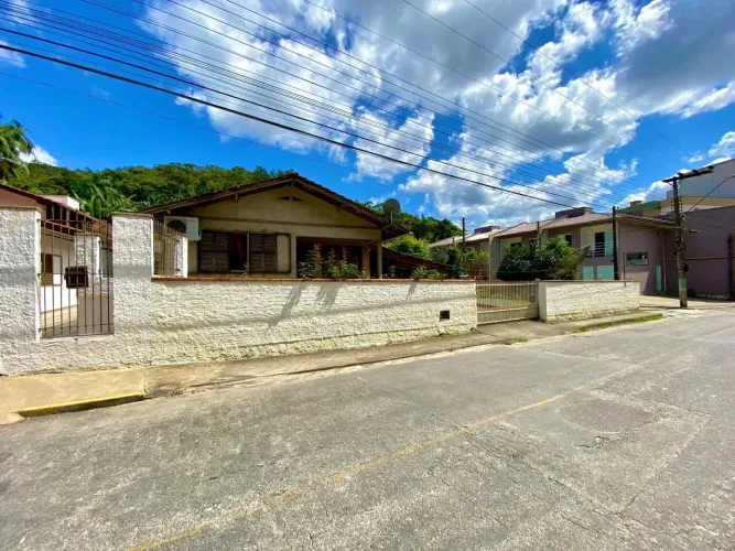Terreno no Bairro 1º de Maio com 480 m² plano todo cercado a 6,8 km do Centro de Brusque
