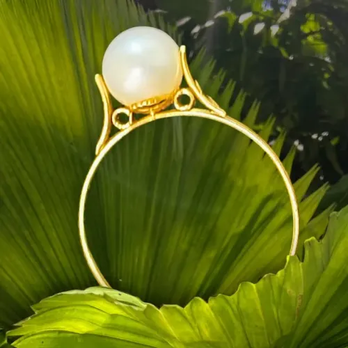 Anel Solitário de Ouro Amarelo Com Pérola Levemente Amarelada