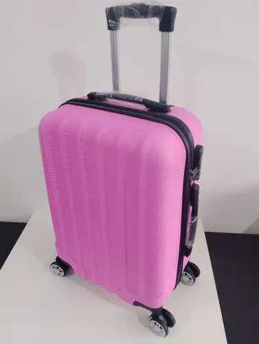 Mala de bordo na cor rosa